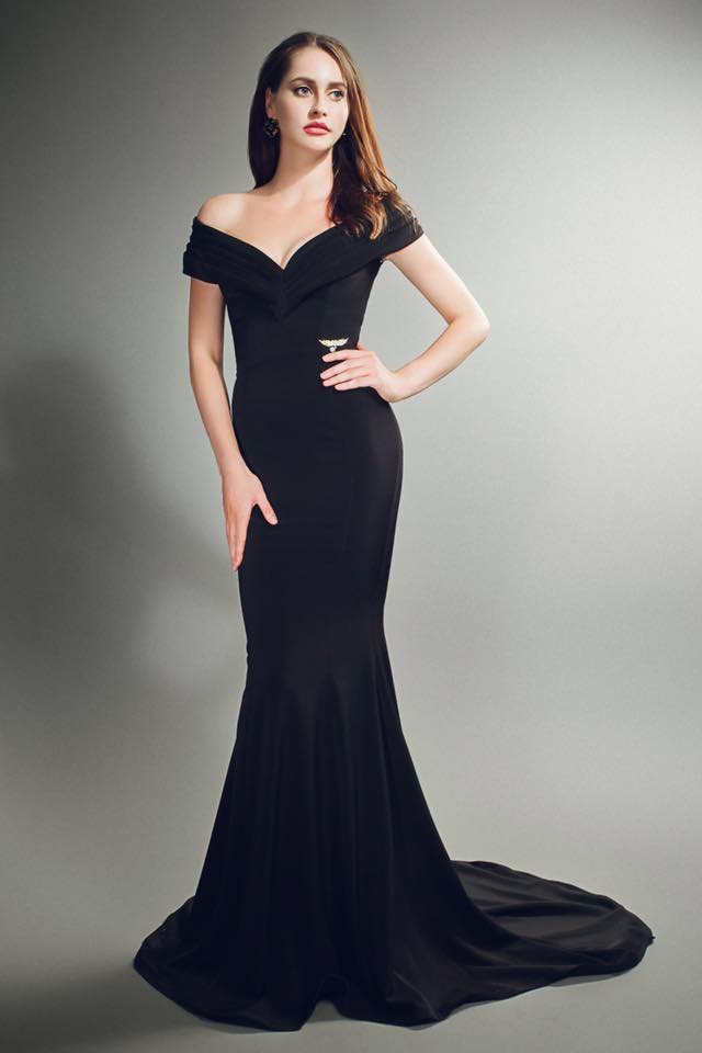 Black deep pleated v-neck fishtail gown
